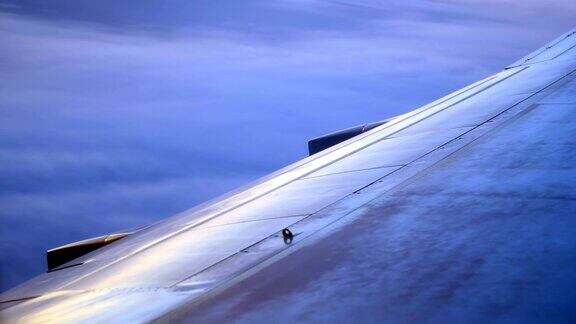 飞机白色的小翼映衬着清晨美丽的天空