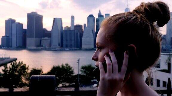 年轻的女游客欣赏纽约市的景色