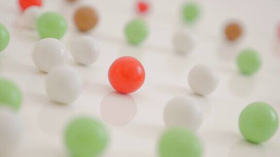 彩色的圆糖果在白色的反射表面4K
