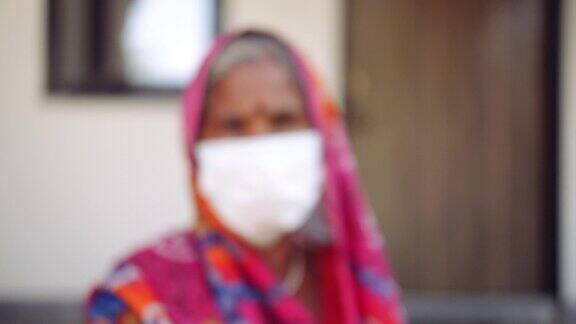 戴口罩的老年妇女外出应对冠状病毒大流行