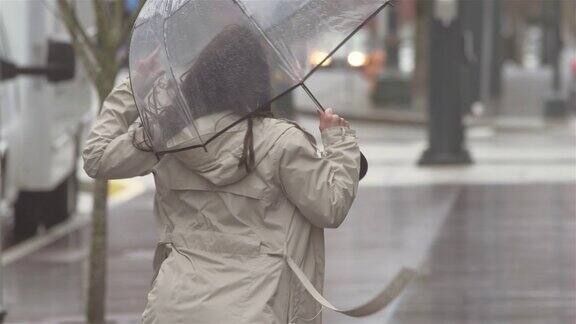 年轻美丽的拉丁女子一边听音乐一边撑着伞在城里跳舞