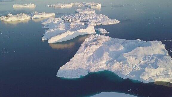 冰山无人机航拍视频俯视图-气候变化和全球变暖-冰山融化冰川在伊卢利萨特格陵兰岛的冰峡湾联合国教科文组织世界遗产的北极自然冰景观