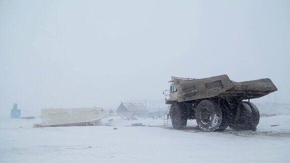一辆自卸卡车停在一个冬季煤矿上