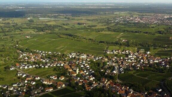 VarnhaltSteinbach和Neuweier村庄周围的鸟瞰图