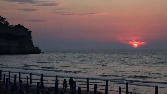 从海滩上看夕阳在海面上缓缓落下