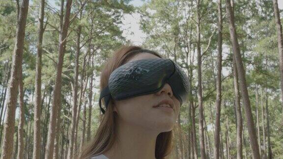女性戴着VR头显在虚拟松林中体验模拟数字世界旅行模拟器