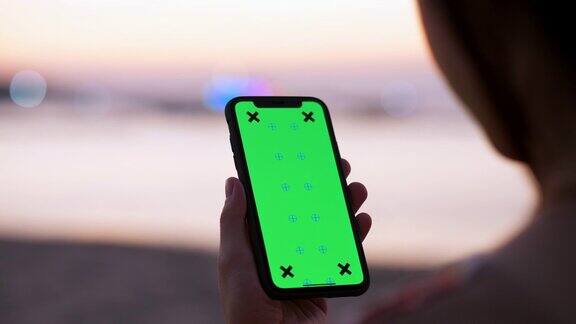 黄昏时的绿屏手机
