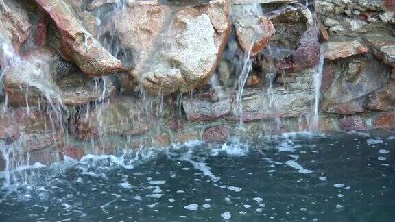 水从岩石上流入水池