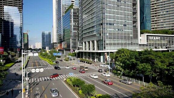 深圳城市街道上繁忙的交通和现代化的建筑实时
