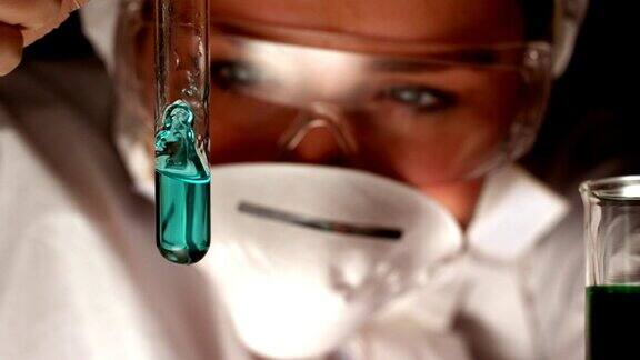 科学家在试管里搅拌蓝色液体