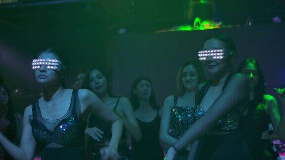 快乐的时间一群年轻的亚洲女子在夜总会跳舞