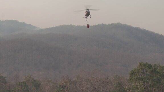 森林山上带水箱的消防直升机