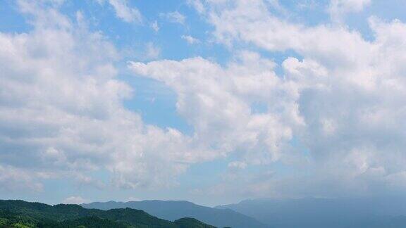 晴朗的天空和高山的时间流逝