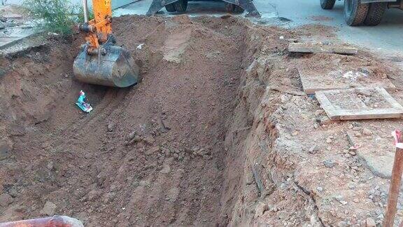 挖掘机斗在工地上挖洞