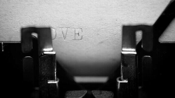 用旧打字机打出爱的字