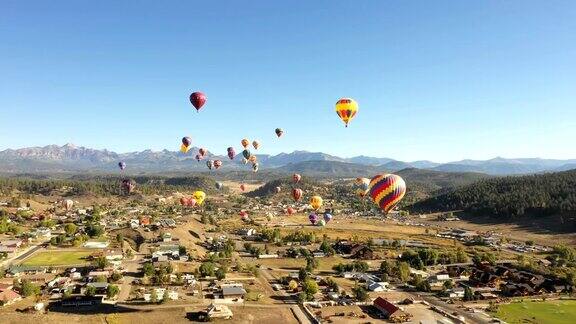 许多美丽的气球从科罗拉多小镇升起