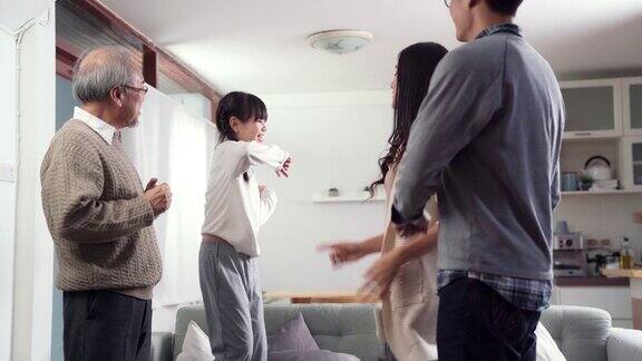 4K超高清倾斜:快乐的亚洲多代家庭一起在客厅跳舞