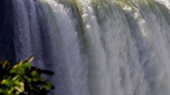赞比西河上不可思议的维多利亚瀑布