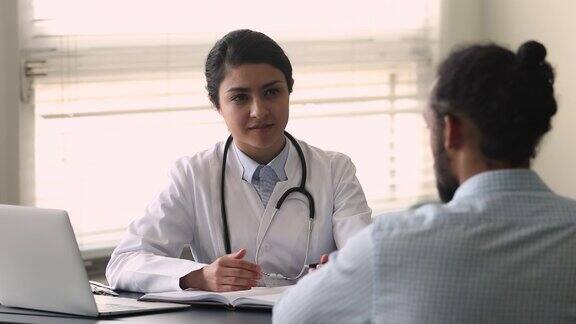 印度女医生在门诊预约时与病人交谈