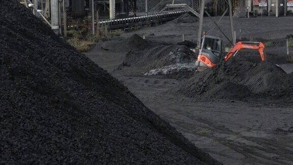 小型挖掘机搬运煤堆