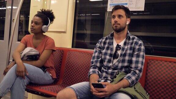 不同种族的人们乘坐地铁上下班