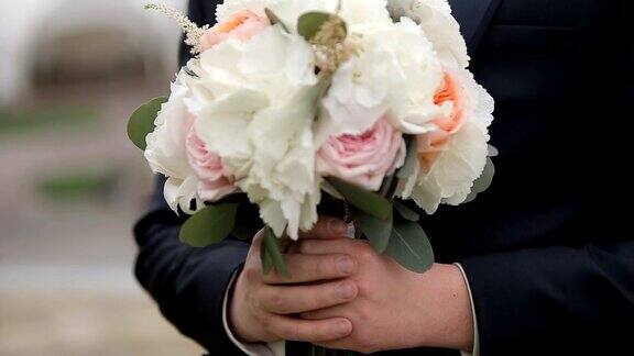 新郎拿着一束花给新娘