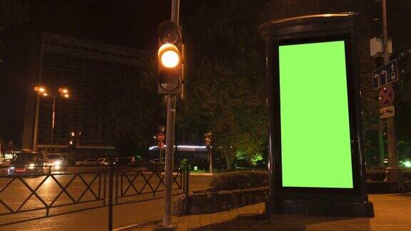 特写广告牌与空绿色屏幕在繁忙的夜晚街道在时间流逝