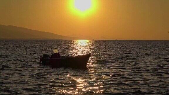 黄夕阳老海滩上的木制渔船