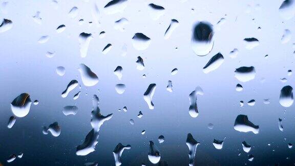 雨滴落在特写玻璃上