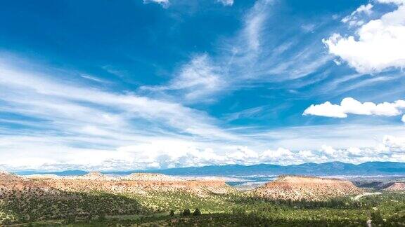 在新墨西哥州洛斯阿拉莫斯的洛基山脉美丽的风景云的时间流逝视频