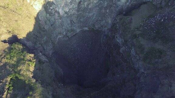 一个由地震引起的岩石滑坡的深洞的自上而下视图