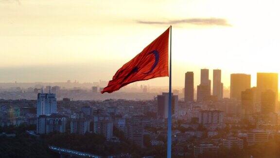 土耳其国旗在伊斯坦布尔的鸟瞰图土耳其国旗在摩天大楼之间红旗日落土耳其国旗土耳其全景伊斯坦布尔的鸟瞰图