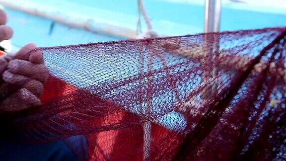 渔夫正在修理渔网