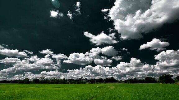 黑暗移动云在农场时间流逝