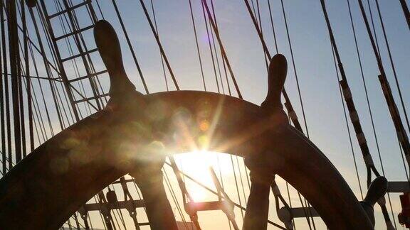 太阳和帆船的舵手