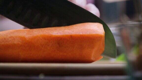 切胡萝卜准备蔬菜汤