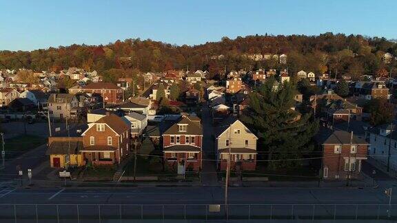 典型的宾夕法尼亚小镇在日落时的侧面视图