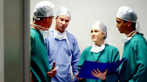 外科医生在手术室互相交流