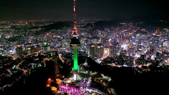 南山汉城塔鸟瞰图是韩国首个夜间塔式旅游景点