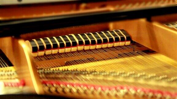 一个古典钢琴内部的特写镜头因为它正在演奏