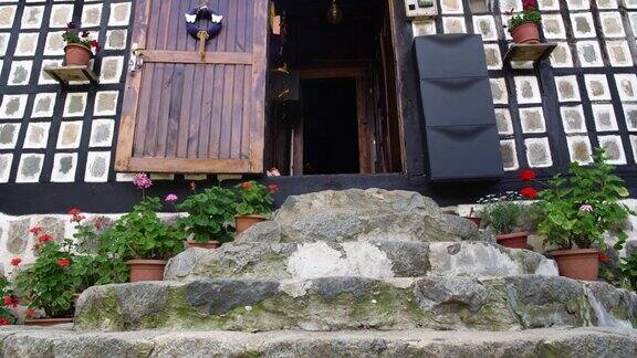 滑块摄影车4K拍摄的房子由木材和石头在Rize当地建筑风格