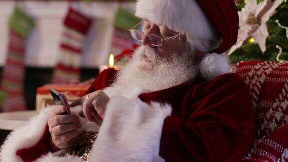 圣诞老人用手机特写