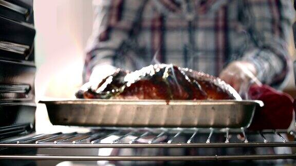 用烤箱烤传统圣诞鸭子