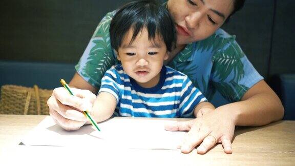 亚洲小男孩和妈妈一起画画玩耍