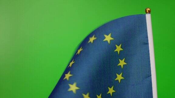 欧盟的旗帜在绿色的背景上飘扬