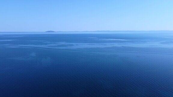 夏季无人机拍摄的宁静的蓝色海水