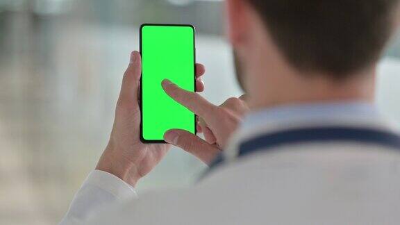 男医生用彩色屏幕看智能手机