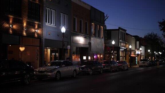 典型美国小镇主街的夜间拍摄