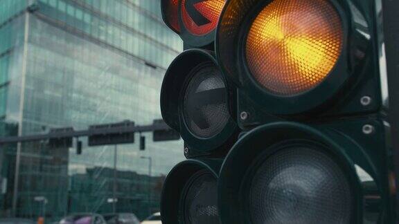 德国首都柏林市中心十字路口的一个典型的红绿灯黄灯和红灯亮了背景中不知名的公共汽车和汽车正在行驶街道上的交通特写镜头