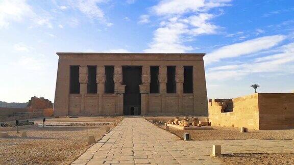 美丽的丹德拉神庙或哈索尔神庙的废墟埃及丹德拉肯城附近的古埃及神庙